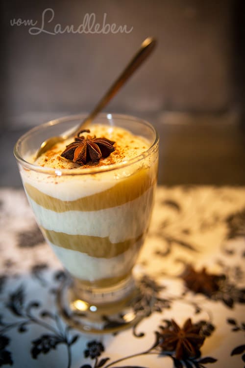 Rezept für ein Winterdessert: geschichteter Grießbrei mit Apfelmus
