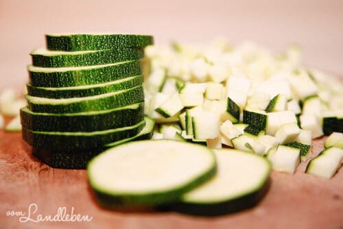 Zucchini in Scheiben schneiden
