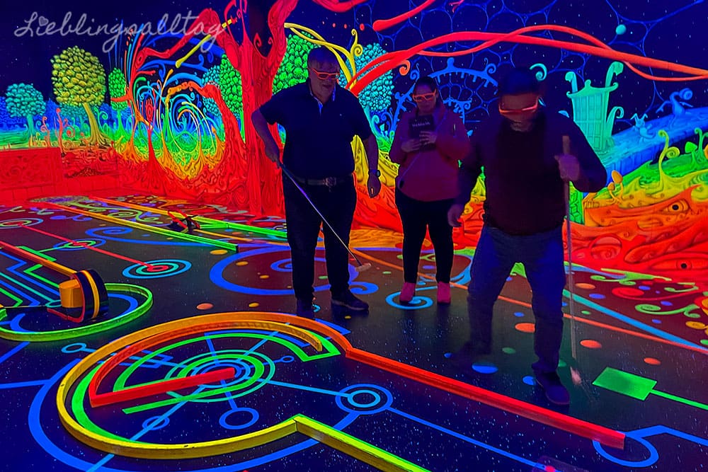 Schwarzlicht-Minigolf