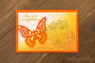 Geburtstagskarte mit Schmetterling und goldenen Blumen