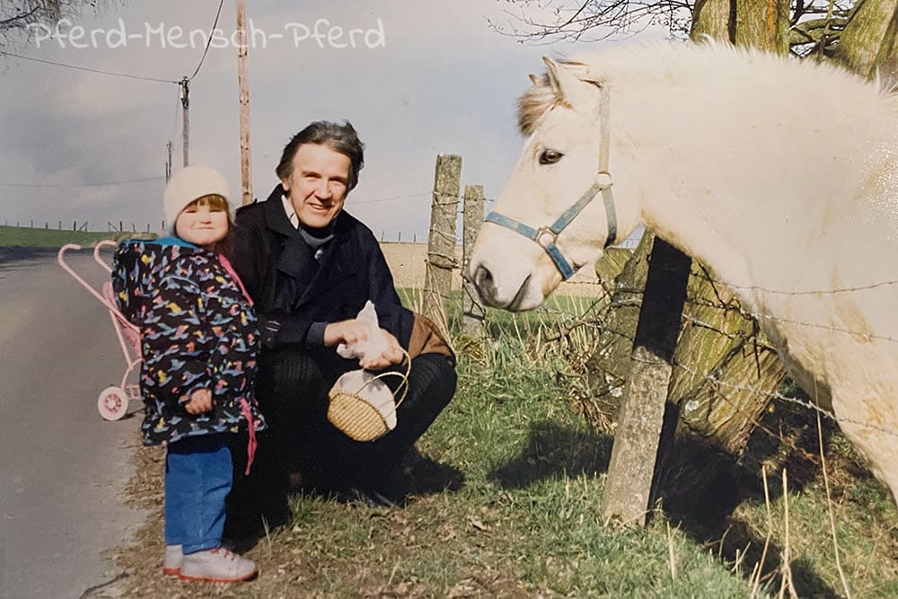 Anne mit 2 Jahren beim Pferd