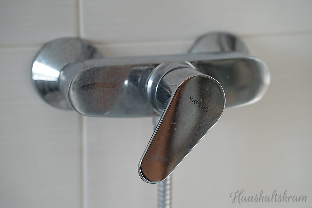 Armaturen in der Dusche reinigen