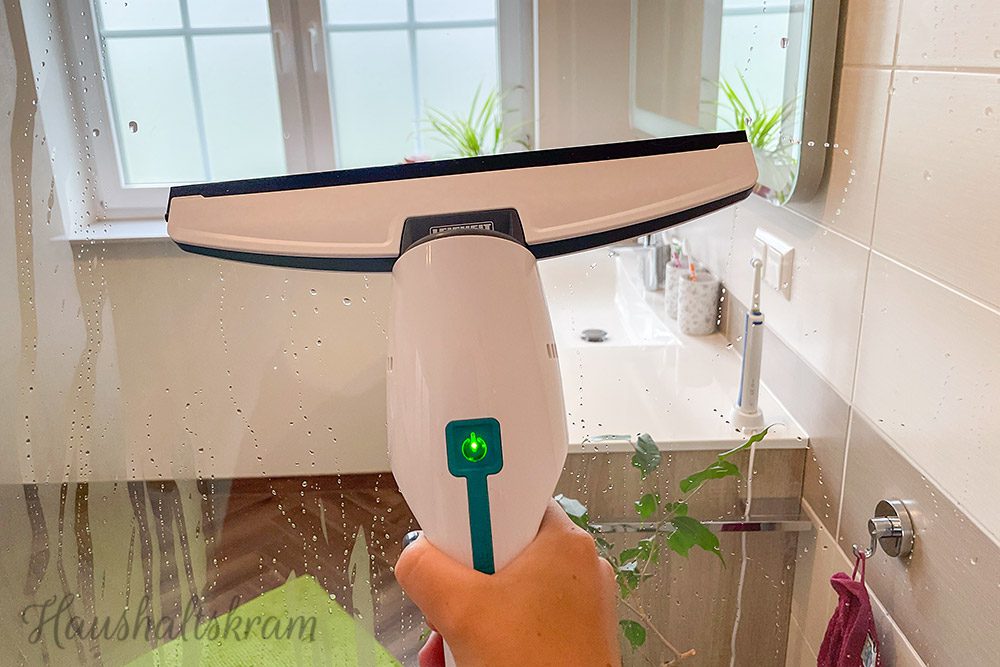 Dusche trocknen mit dem Fenstersauger Nemo von Leifheit