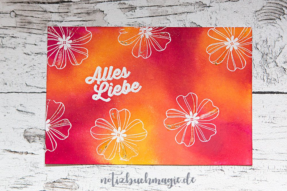 Karte mit weißem Embossing auf Distress Ink-Hintergrund