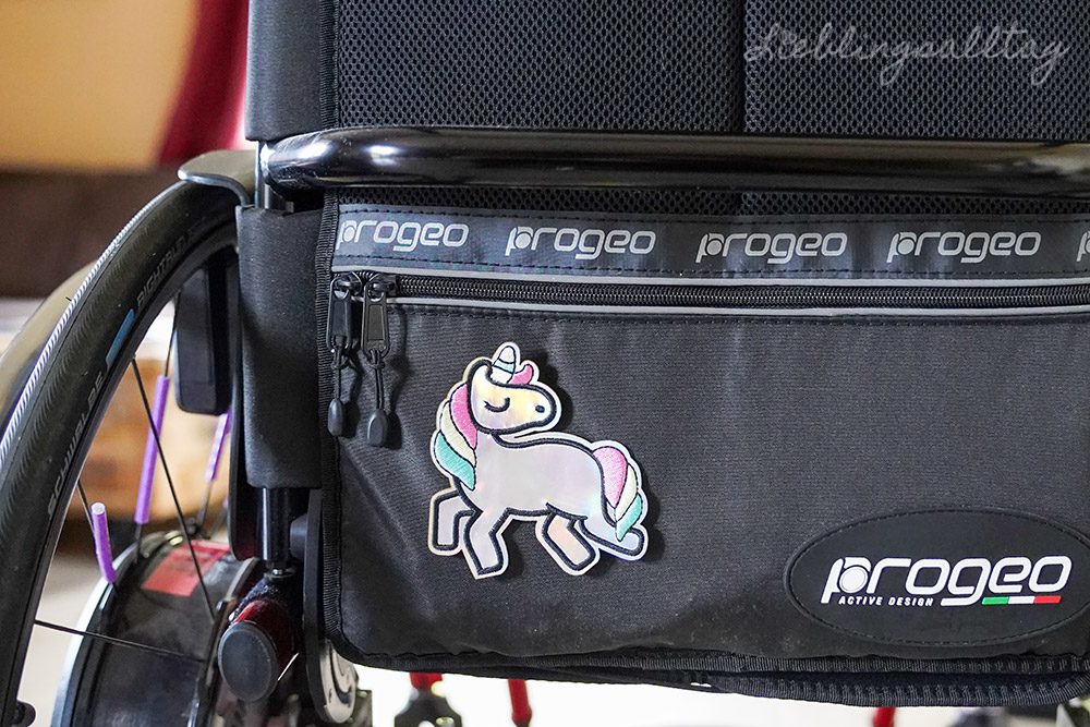 Reflektierender Einhorn-Patch am Rollstuhl