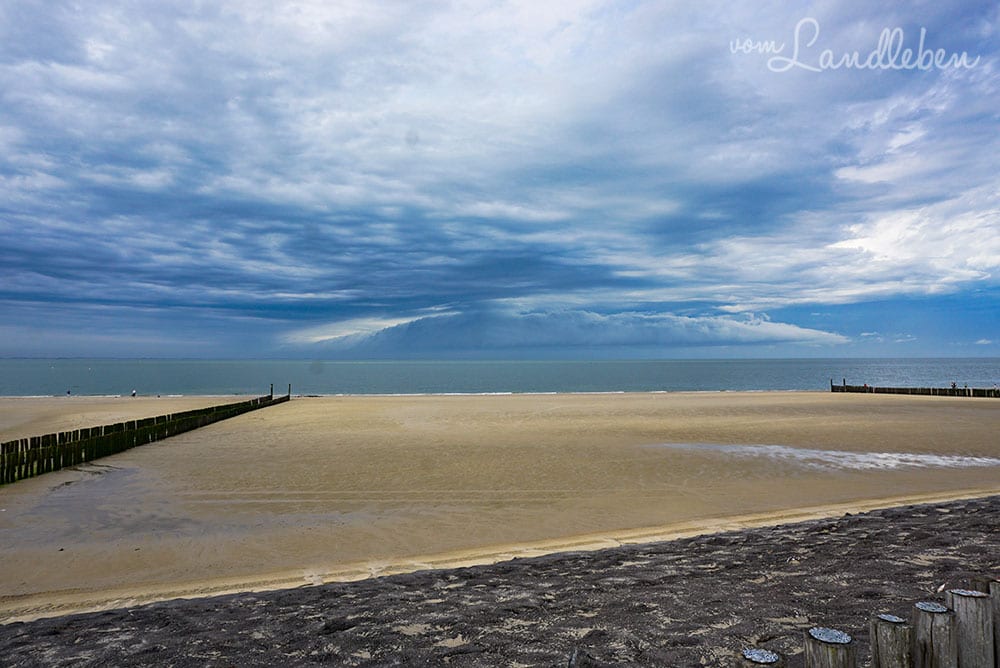 Gewitterwolken am Strand