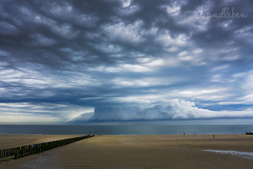 Gewitterwolken am Strand