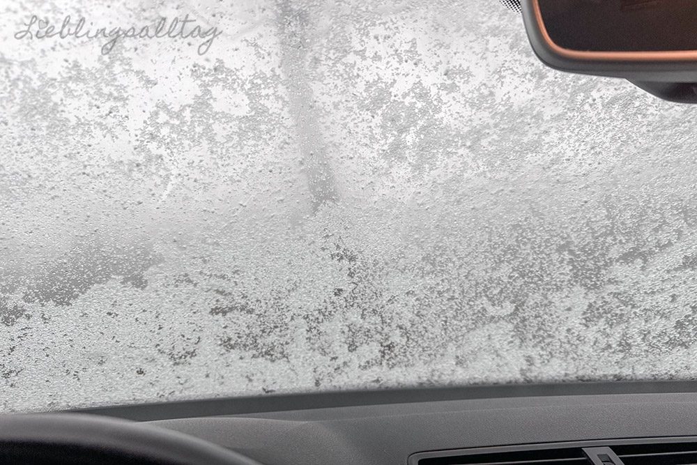 Graupel auf der Windschutzscheibe