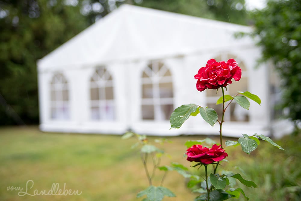 Unsere Hochzeit: das Zelt für die Feier im Garten