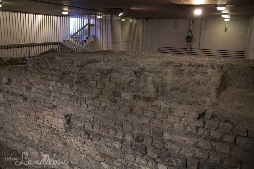 Teile der Kölner Stadtmauer sind im Parkhaus am Dom zu sehen