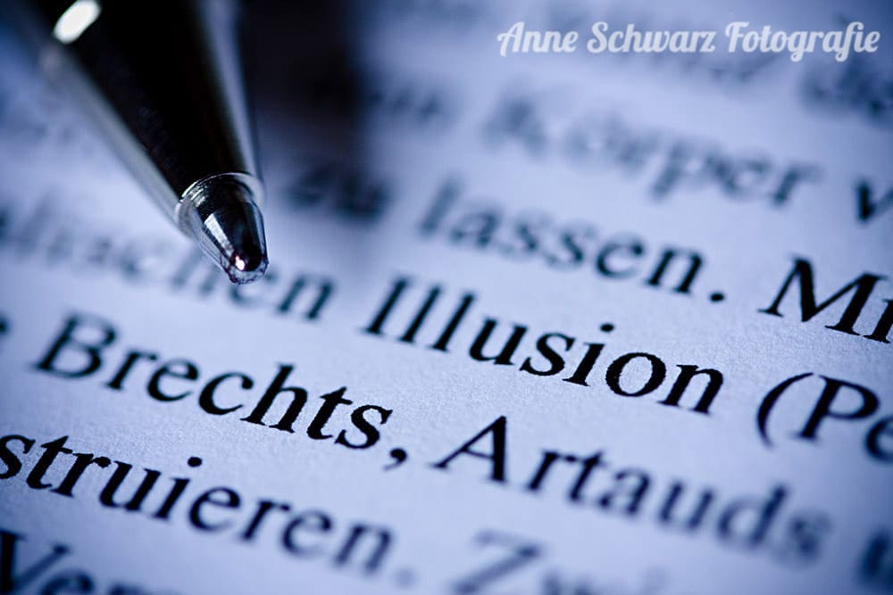 Makro-Aufnahme Kugelschreiber auf Text