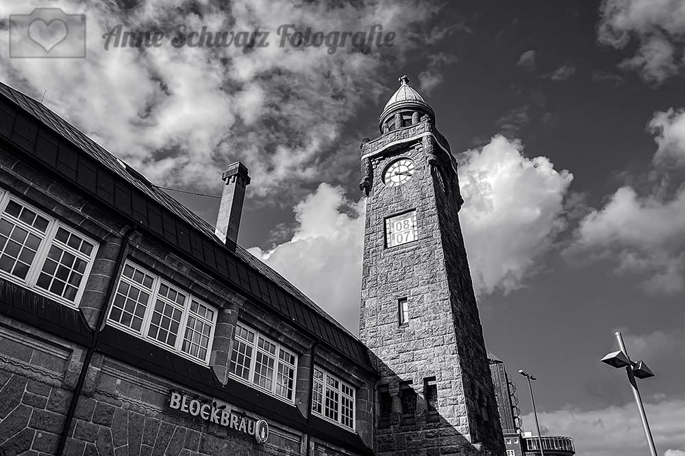Pegelturm an den St. Pauli-Landungsbrücken in Hamburg
