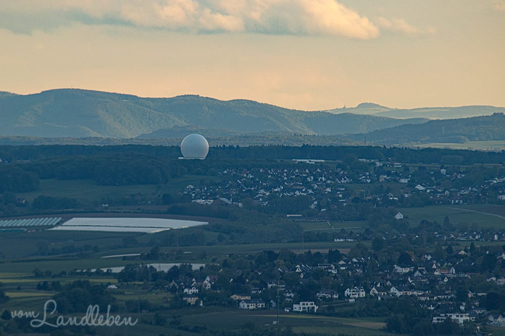 Blick vom Petersberg auf das Radom Wachtberg