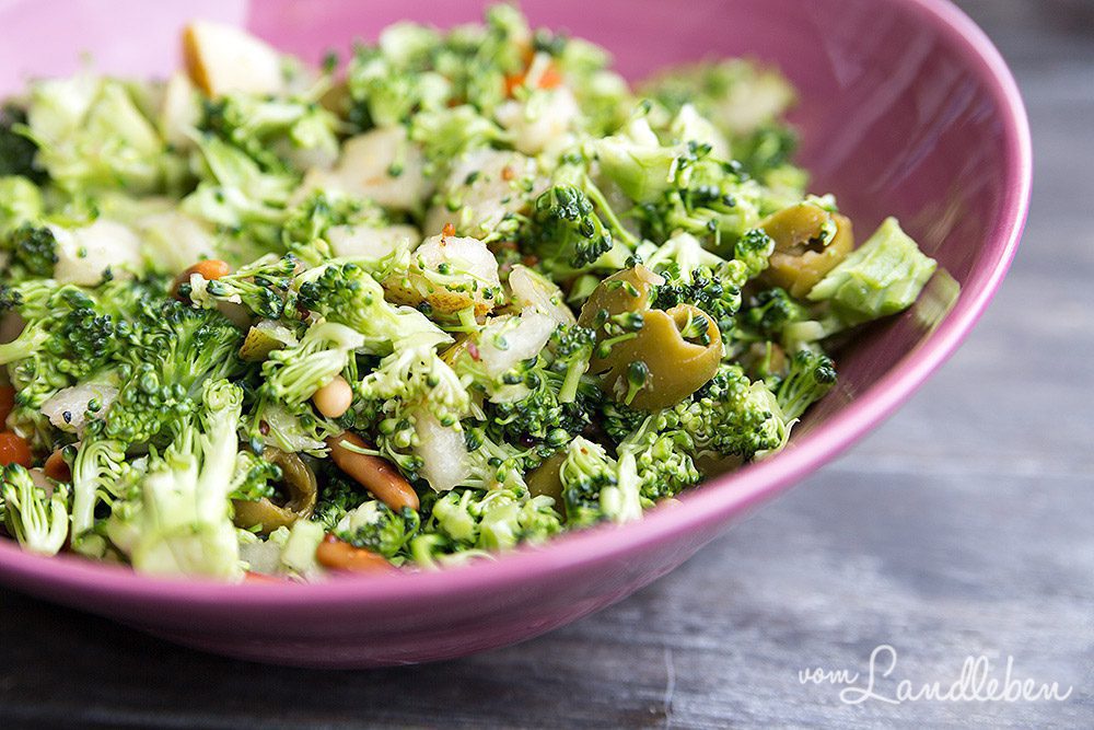 Rezept: Brokkolisalat mit Birne und Pinienkernen