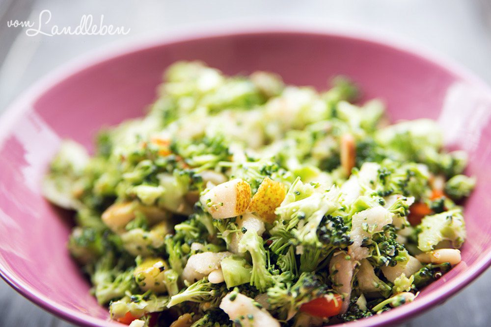 Rezept: Brokkolisalat mit Birne und Pinienkernen