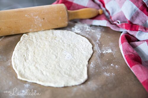 Rezept: gegrillte Fladen mit Birne, Feldsalat & Rosinen