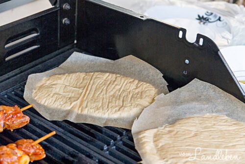 Rezept: gegrillte Fladen mit Birne, Feldsalat & Rosinen