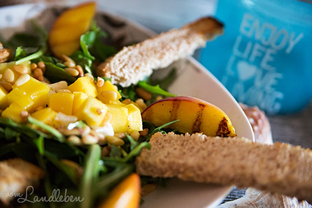 Rezept: karibischer Salat mit gegrilltem Pfirsich & karamellis