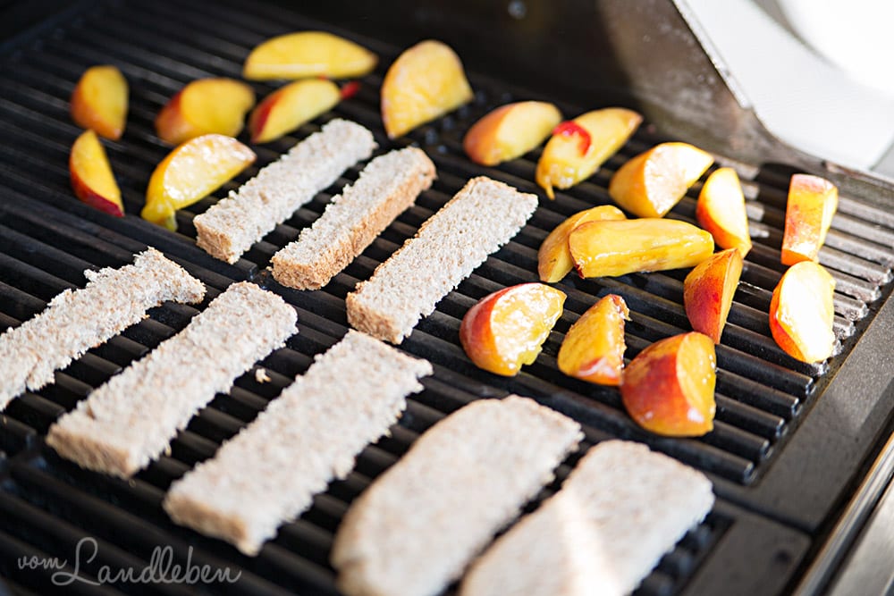 Rezept: karibischer Salat mit gegrillten Pfirsichen & Pinienkernen