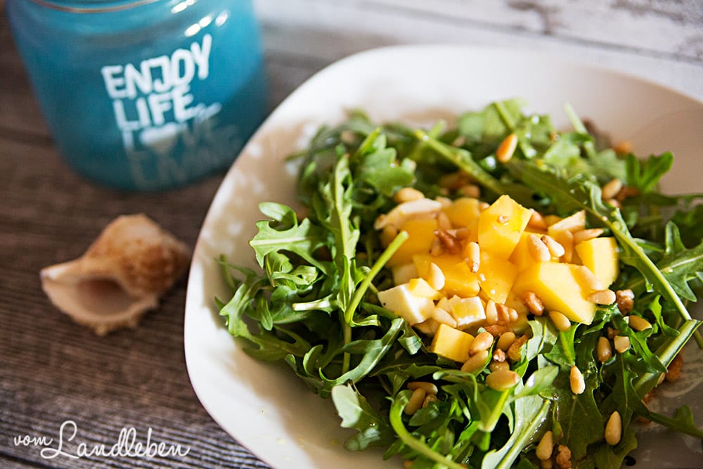 Rezept: karibischer Salat mit gegrillten Pfirsichen & Pinienkernen