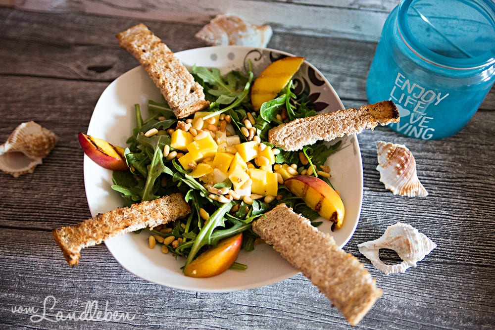 Rezept: karibischer Salat mit gegrilltem Pfirsich & karamellis