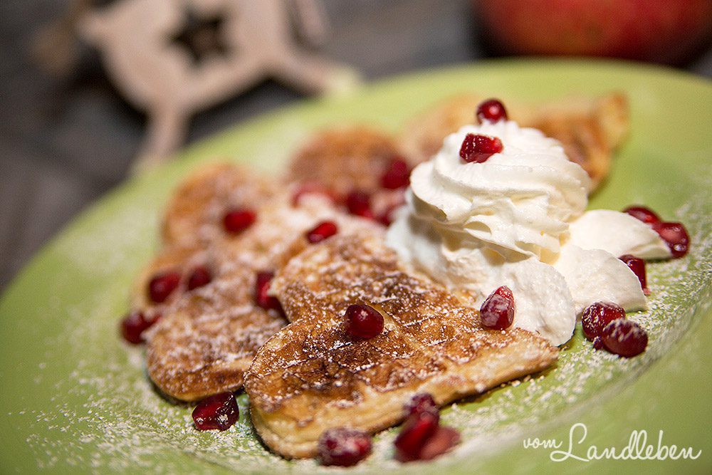 Rezept: Prosecco-Waffeln mit Sahne & Granatapfel