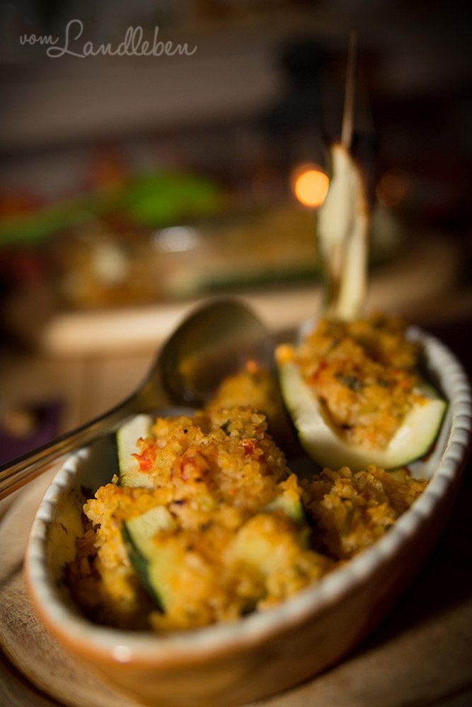 Zucchini-Schiffchen mit Bulgur
