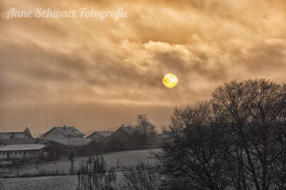 Sonnenaufgang über verschneiter Landschaft