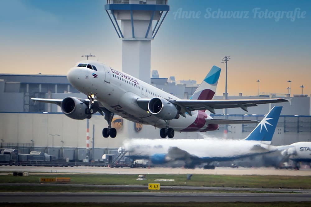 Startendes Flugzeug - Flughafen Köln/Bonn
