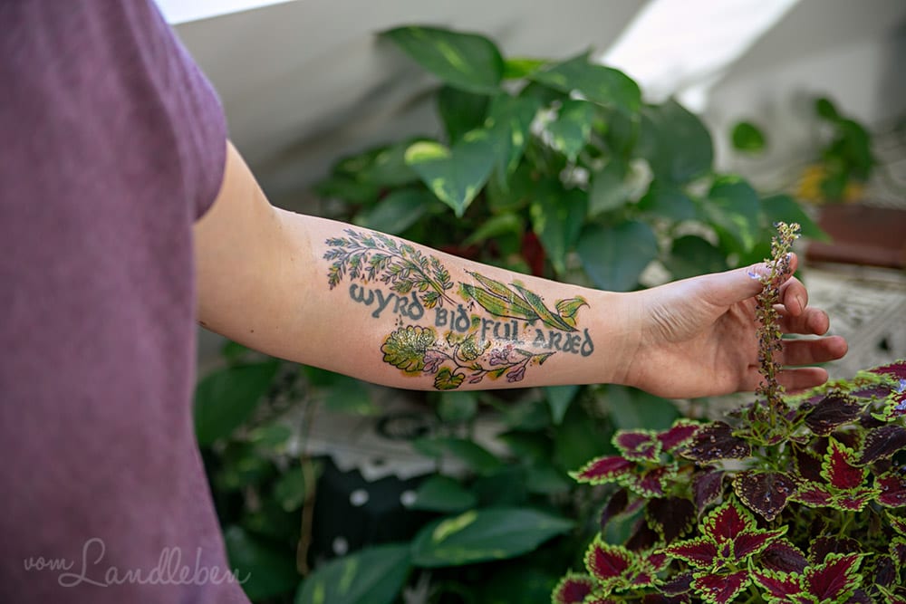 Tattoo mit Wildpflanzen