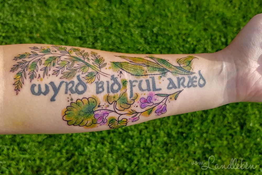 Tattoo mit Wildpflanzen - Gundelrebe, Spitzwegerich, Farn