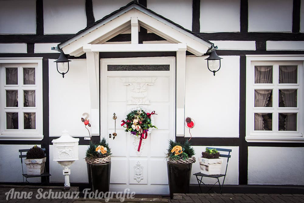 Tür an einem Fachwerkhaus im Bergischen Land