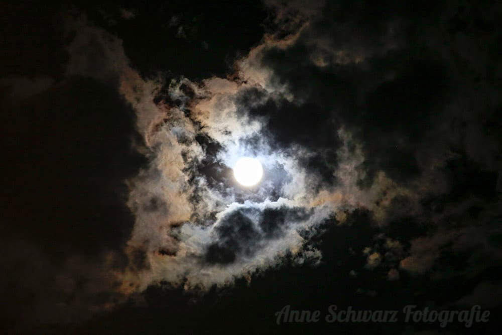 Vollmond durchbricht die Wolken