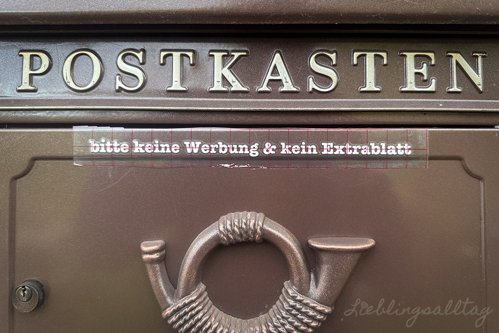 Motiv aus Vinylfolie mit Trägerfolie aufbringen