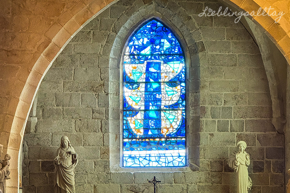 Fenster von Georges Braque in der Kirche St. Valéry in Varengev