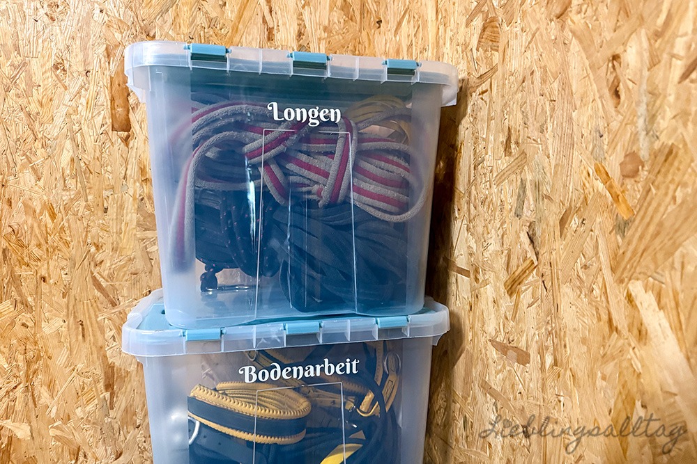 Mit dem Plotter beschriftete Kisten im Pferdestall